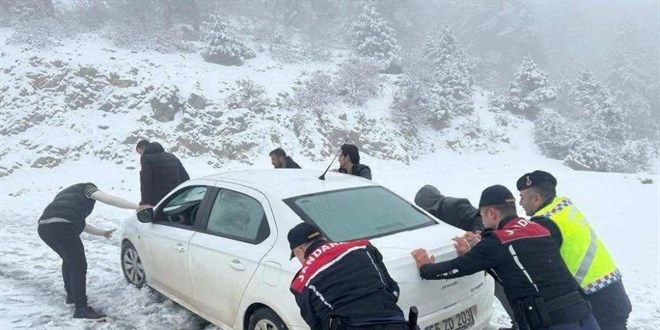 Mahsur kalan öğretmenleri jandarma kurtardı