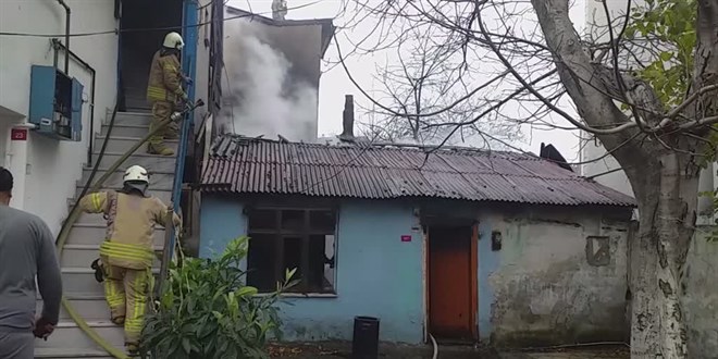 Ümraniye'de eşiyle tartışan kişi evini ateşe verdi