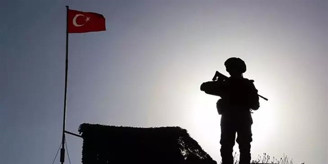 MSB: Yunanistan sınırında 1'i FETÖ üyesi 2 kişi yakalandı