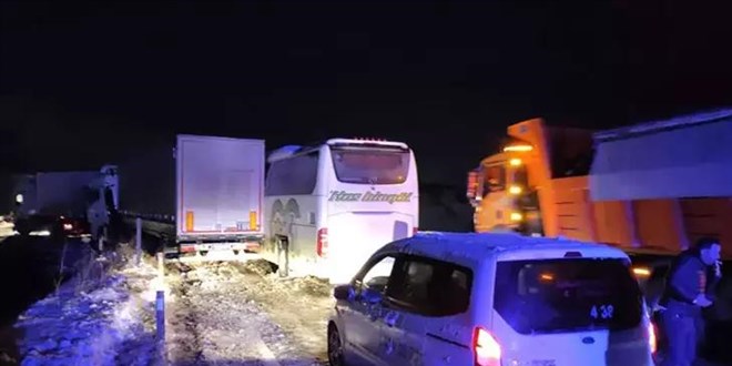 Bingöl'de yolcu otobüsü ile 2 TIR çarpıştı: 8 yaralı