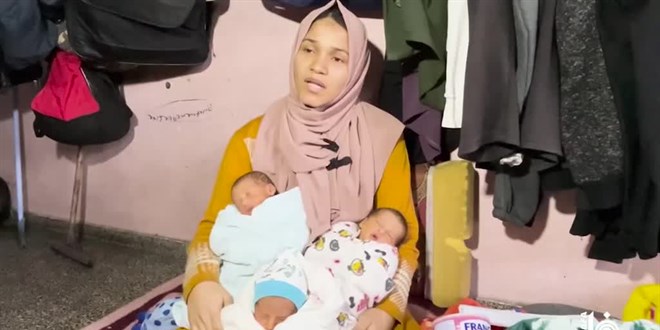 Gazze'de İsrail saldırılarından kaçarak bir okula sığınan kadın dördüz annesi oldu