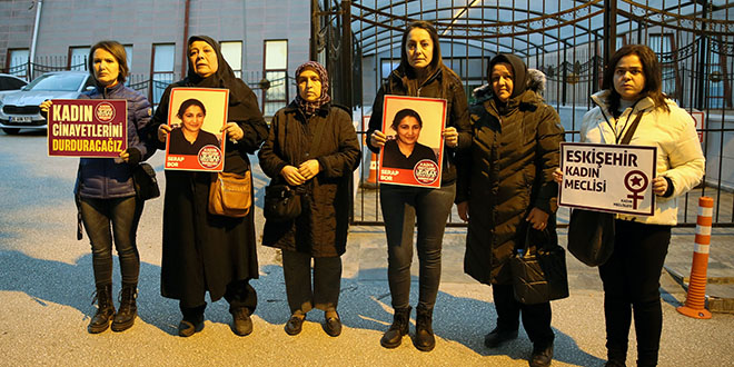 Annesini öldürüp 3 kadını yaralayan sanık ile babasının yargılandığı davada karar