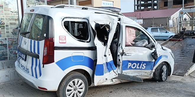 Yolcu otobüsüyle polis aracı çarpıştı: 1'i polis 2 kişi yaralandı