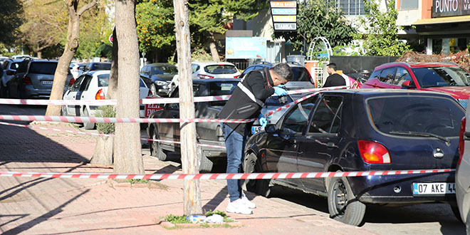 Yürürken düşerek başını park halindeki otomobile çarpan kişi öldü