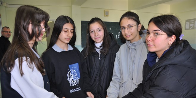 Öğrenciler renkleri seçti, okul çalışanları sınıfları boyadı