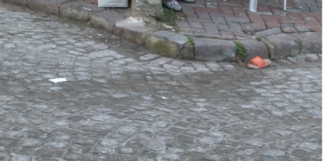 Fatih'te eski koca dehşeti: Boşandığı eşini sokak ortasında silahla vurarak ağır yaraladı