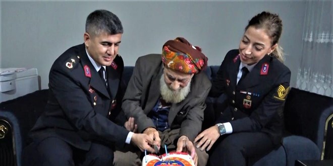 Jandarma, Cumhuriyet ile yaşıt olan dedeyi evinde ziyaret ederek doğum gününü kutladı