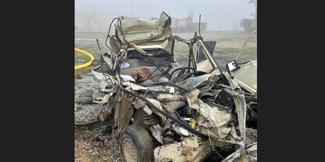 Çanakkale'de otomobilin çekiciye çarpması sonucu 2 kişi öldü