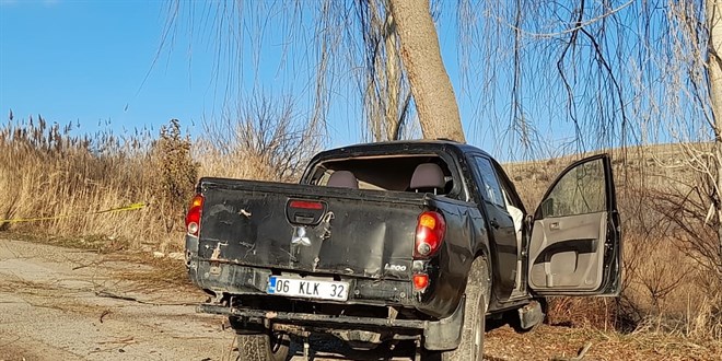 Sivas'ta ağaca çarpan kamyonetin sürücüsü öldü