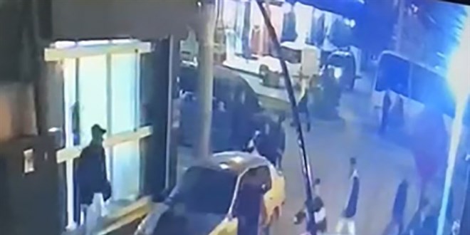 Otomobil kavga eden kalabalığın arasına daldı: 2 yaralı