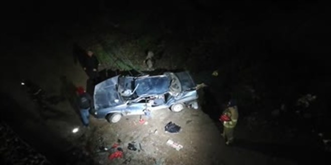 Balıkesir'de köprüden aşağı devrilen otomobildeki 2 kişi öldü, 1 kişi yaralandı