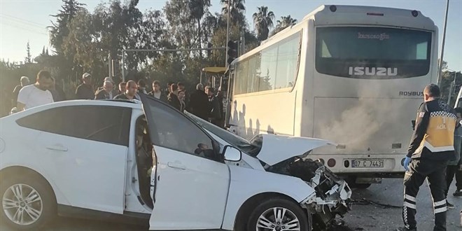 Antalya'da midibüs ile otomobil çarpıştı: 2 ölü, 13 yaralı