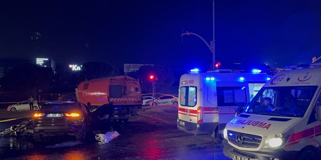 Kırmızı ışıkta geçen cip, yol temizleme aracına çarptı: 2 ölü, 2 yaralı