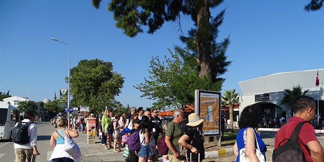 Türk tatilcilerden Yunanistan'ın Midilli Adası'na akın