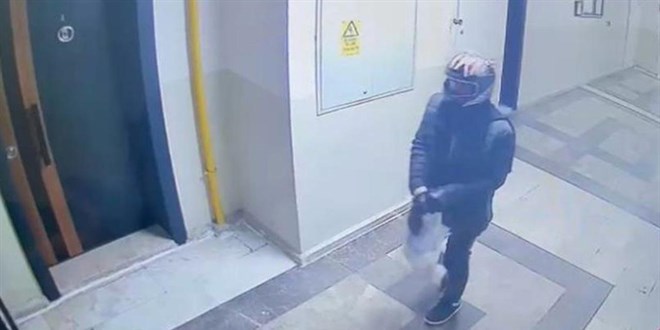 Kurye gibi geldiler, ev sahibini rehin alarak 20 bin dolar çaldılar