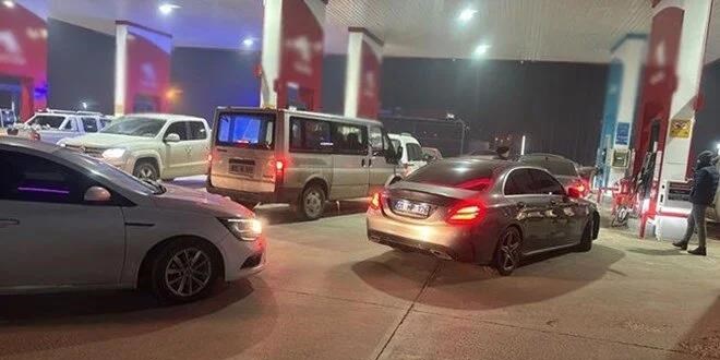 Deprem sonrası akaryakıt kuyruğu