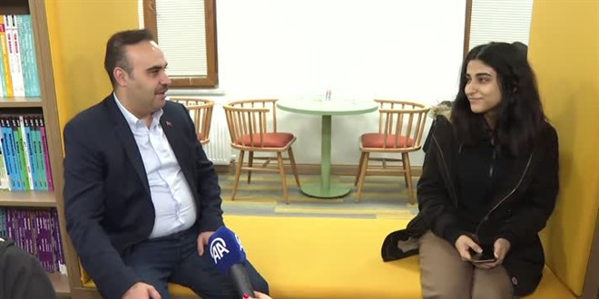 Bakan Kacır, yeni yılı öğrenciler, taksiciler ve işçilerle karşıladı:
