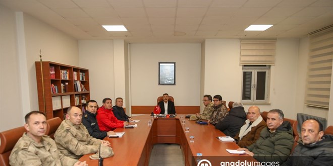 Hakkari'deki depremlerde 28 ev ve 1 ahırda çatlaklar tespit edildi