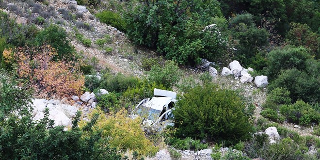 Eşiyle tartıştı, otomobilini uçuruma yuvarladı