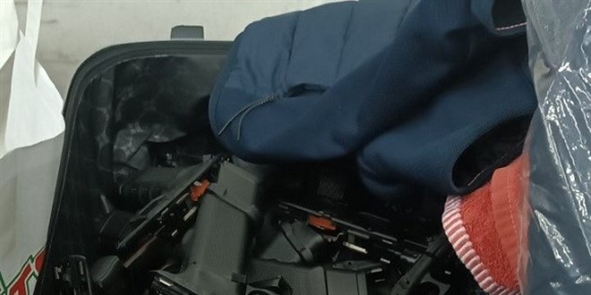 Türk vatandaşının aracında sınırda 18 tabanca ele geçirildi