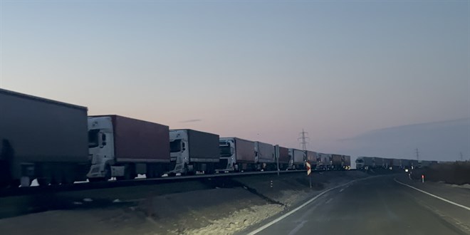 Türkiye-Nahçıvan sınırında 13 kilometrelik tır kuyruğu