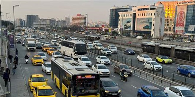 stanbul'da yeni yln ilk mesai gnnde trafik younluu