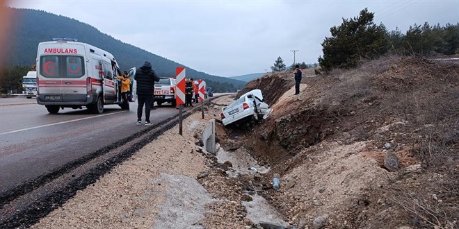 Dere yatağına devrilen otomobildeki 1 kişi öldü, 3 kişi yaralandı