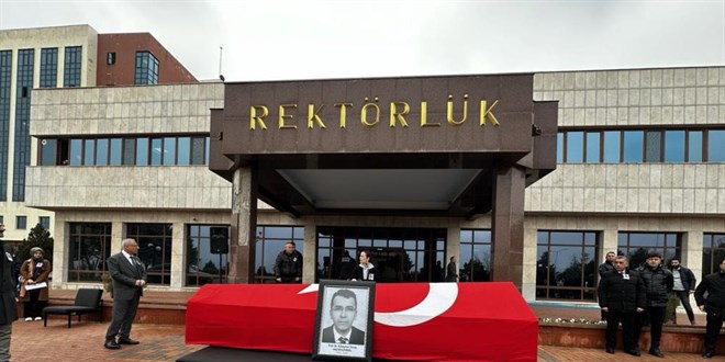 Otobüs kazasında yaralananlara müdahale ederken hayatını kaybeden profesöre veda