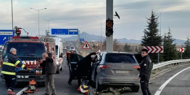 Eskişehir'de bariyerlere çarpan otomobilin sürücüsü öldü