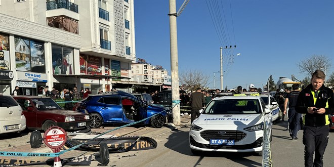 Kontrolden çıkan otomobil durağa daldı: Evli çift hayatını kaybetti