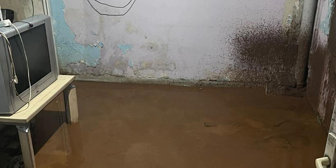 Sağanak yağış nedeniyle öğretmen lojmanı çamur içinde kaldı