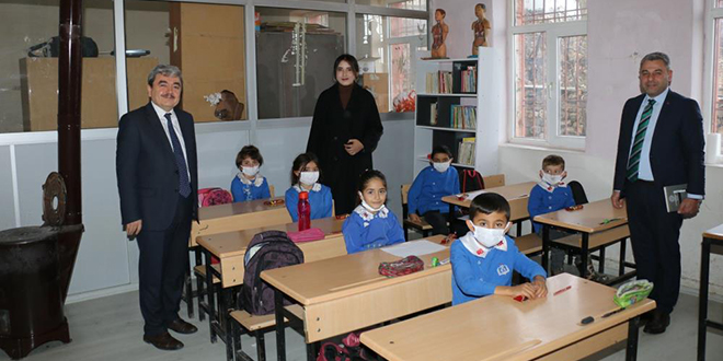 Ebru öğretmen grip vakaları artınca köyde maske uygulaması başlattı