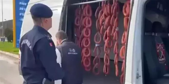 Akaryakıt istasyonunda minibüste sucuk yıkayan 3 kişi gözaltına alındı