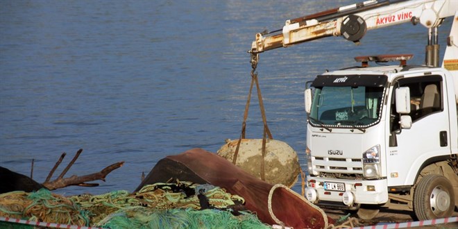 Zonguldak'ta balıkçıların ağına mayın takıldı