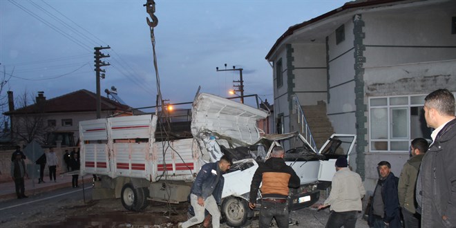 Küçükbaş hayvan yüklü kamyonetin devrildiği kazada 2 kişi öldü