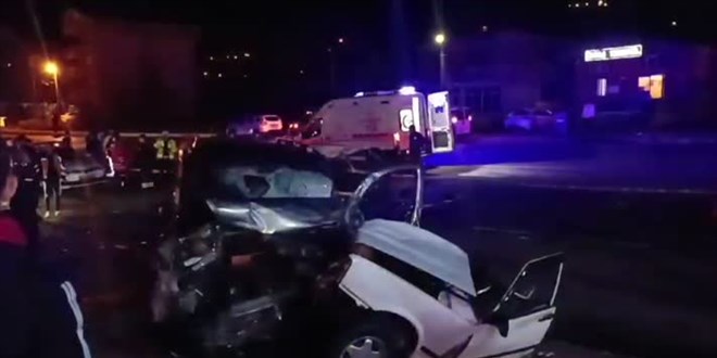 Zonguldak'ta 3 aracın karıştığı kazada 1 kişi öldü, 5 kişi yaralandı
