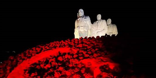 Kars'ta Sarıkamış şehitlerini temsilen yapılan kardan heykeller ışıklandırıldı