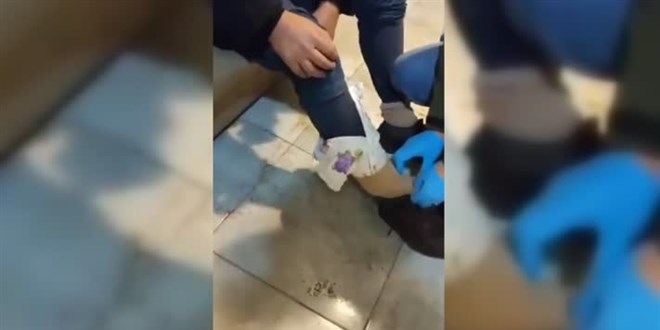 Muş'ta bir otobüs yolcusunun bacaklarına ve beline sarılı sentetik uyuşturucu ele geçirildi