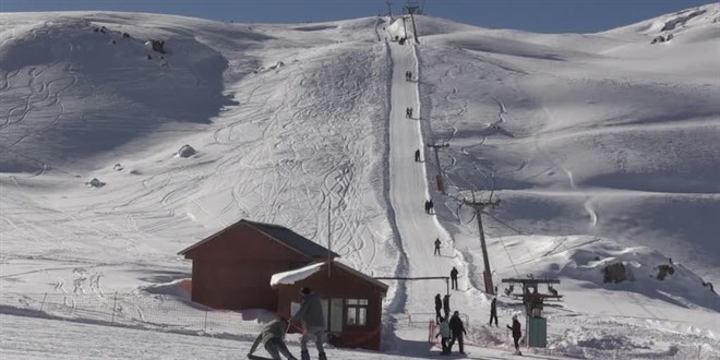Kayak tutkunları, Hakkari'de 2 bin 800 rakımda kayak keyfi yaşıyor