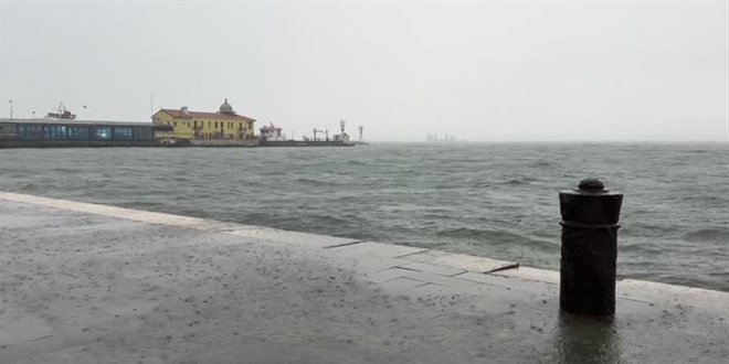 İzmir'de kuvvetli rüzgar ve sağanak hayatı olumsuz etkiliyor