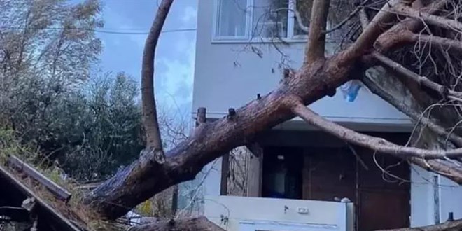 İzmir'de fırtınada zarar gören okulda eğitime 3 gün ara verildi
