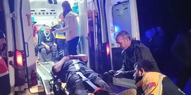 Çanakkale'de otomobille midibüs çarpıştı: 1 ölü, 4 yaralı