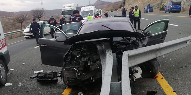 Bariyere çarpan otomobildeki 1 kişi öldü, 1 kişi yaralandı