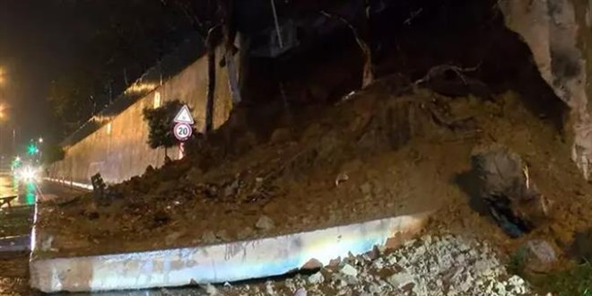 Pendik'te okulun istinat duvarı yola çöktü: Cadde trafiğe kapatıldı