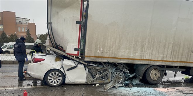 Trafik klarnda bekleyen kamyona arpan otomobilin ehliyetsiz srcs ld