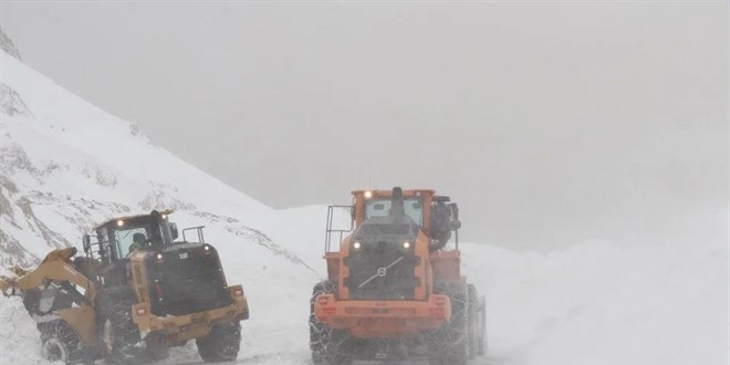 Van ve Bitlis kara teslim oldu: 900 yerleşim yerinin yolu ulaşıma kapandı
