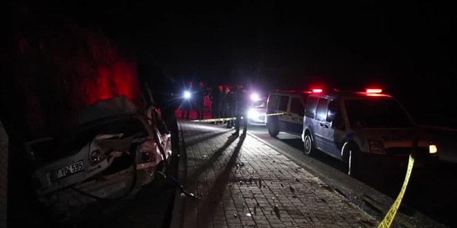 Antalya'da arampole devrilen otomobildeki 2 kii ld, 2 kii yaraland