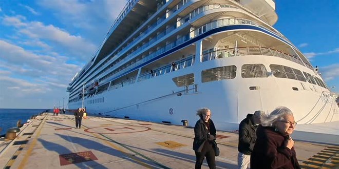 Kuşadası'na yılın ilk kruvaziyeri geldi