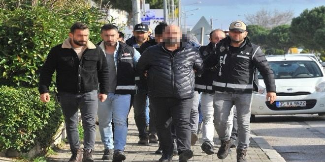 İzmir'de yolsuzluk operasyonu: 4'ü gümrük memuru 6 tutuklama