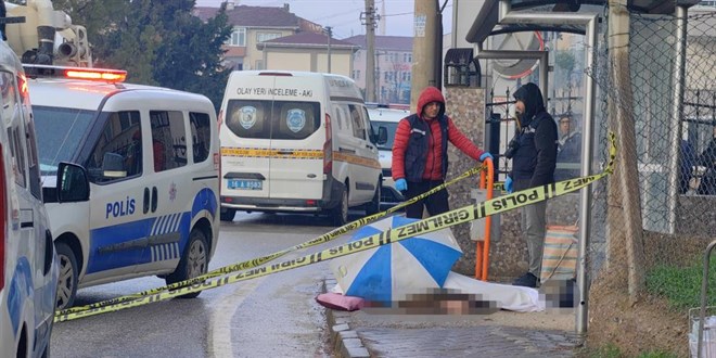 Bursa'da yere düşen adam hayatını kaybetti, cenazeyi şemsiye ile korudular